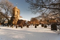 Старое кладбище зимой — стоковое фото