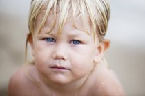 Retrato de menina com olhos azuis e cabelo loiro — Fotografia de Stock