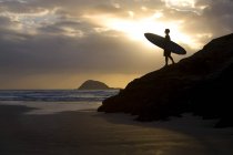 Surfista con pie de tabla de surf - foto de stock