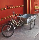 Велосипед перед воротами Xihe — стокове фото