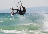 Athlet extrême sur planche de kitesurf. Tarifa, Cadix, Andalousie, Espagne — Photo de stock