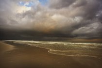 Nubes de tormenta sobre la playa - foto de stock