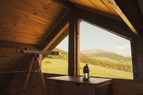 Dachboden mit Teleskop durch Fenster — Stockfoto