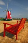 Ветряная мельница и скамейка на Тюльпановых полях — стоковое фото