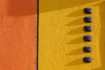 Оранжевая и желтая дверь — стоковое фото