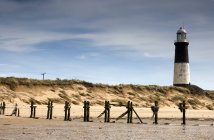 Lighthouse on seashore, Humberside — Stock Photo