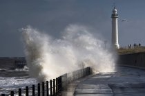 Хвилі розбиваються маяком — стокове фото