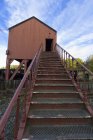 Treppe zu einem Hochhaus — Stockfoto