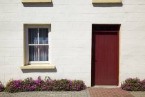 Дом с красной дверью — стоковое фото