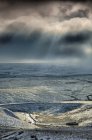 Снежный пейзаж с холмами — стоковое фото