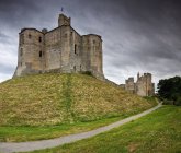 Castillo de Warkworth; Warkworth, Northumberland, Englad - foto de stock