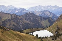 Lago de montaña y cabaña alpina - foto de stock