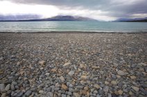 Felsiger Strand mit Steinen — Stockfoto