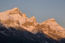 La luz del sol brillando en las montañas - foto de stock