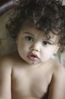 Retrato de niña pequeña con cabello rizado oscuro - foto de stock