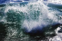 Волна прорывается в морской воде — стоковое фото