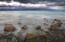 Озеро Pukaki з камінням — стокове фото