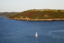 Veleiro no porto com colina — Fotografia de Stock