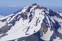 Picos cobertos de neve de montanha — Fotografia de Stock