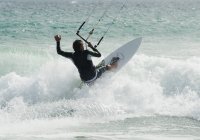 Atleta extrema em tábua kitesurf. Tarifa, Cádiz, Andaluzia, Espanha — Fotografia de Stock