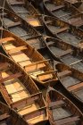 Vieux bateaux en bois placés en rangée — Photo de stock