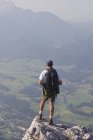Escursionista maschio Affacciato sulla valle — Foto stock