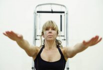Вид спереди на зрелую женщину, выполняющую упражнения на высоте — стоковое фото