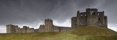 Castillo de Warkworth en la colina - foto de stock