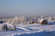 Амбар и дома над снегом — стоковое фото