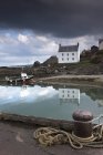 Дома вдоль воды в Шотландии — стоковое фото