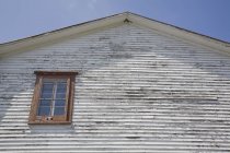 Braune Fenster und Klappen — Stockfoto