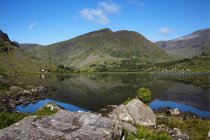 Reflexiones lago irlandés - foto de stock