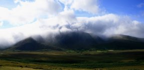 Monte Brandon nella nebbia vicino a Dingle — Foto stock