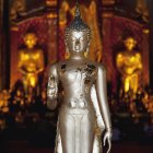 Серебряная статуя в храме Ват Пхра Сингх — стоковое фото