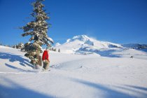 Людина Snowshoeing на схилах — стокове фото