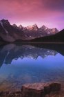 Reflexiones lago de montaña - foto de stock