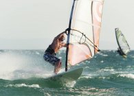 Atletas extremos adultos na prancha de windsurf. Tarifa, Cádiz, Andaluzia, Espanha — Fotografia de Stock