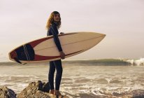 Giovane donna con tavola da surf in spiaggia. Tarifa, Cadice, Andalusia, Spagna — Foto stock