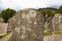Надгробия на кладбище на поле — стоковое фото
