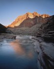 Chuar Butte Visto desde el pequeño río Colorado - foto de stock