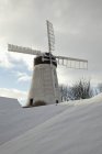 Ветряная мельница зимой — стоковое фото