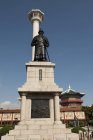 Пусан вежі і статуя адмірал — стокове фото