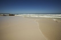 Пляж со спокойной водой, Южная Африка — стоковое фото