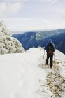 Escursionista a piedi sul sentiero — Foto stock