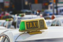 Sign On Top Of Taxi — Stock Photo