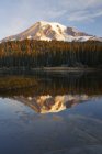 Reflet de la montagne dans l'eau du lac — Photo de stock