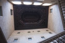 Soffitto a cassettoni in legno nel palazzo del viceré; Barcellona, Spagna — Foto stock