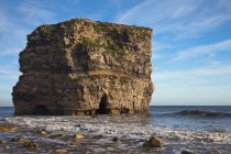 Grande formazione rocciosa sulla costa — Foto stock