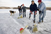Щаслива родина кавказька у зимові вихідні проводити час разом і грати з собака — стокове фото