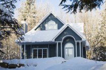 Maison couverte de neige — Photo de stock
